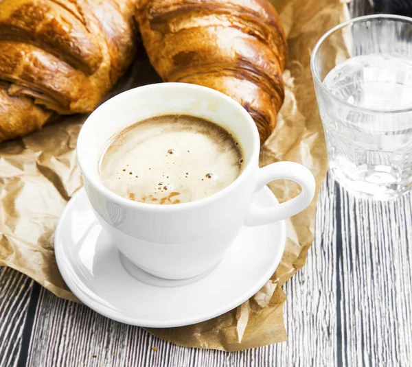Xícara de café com croissant.Breakfast refeição com café fresco e f — Fotografia de Stock