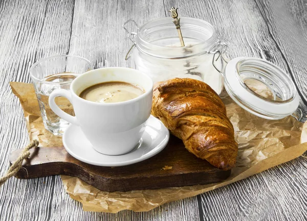 Šálek kávy s croissantem. Snídaně jídlo s čerstvou kávu a f — Stock fotografie