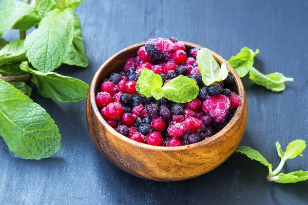Frozen berries in wooden bowl with blueberries, raspberries, bal — Stock Photo, Image