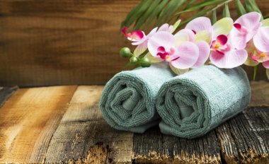 Spa natürmort orkide çiçek ve yumuşak havlu ile