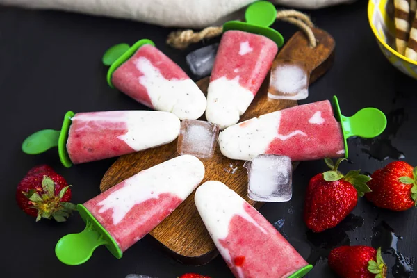 Yogurt and strawberries popsicles desserts with strawberry fruit — Stock Photo, Image