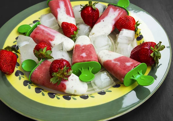 Йогурт и клубника эскимо десерты с клубничными фруктами — стоковое фото