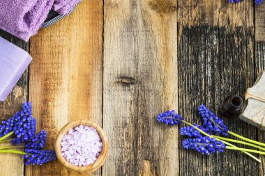 Spa ve aromaterapi petrol, mor çiçekler, sabun, banyo tuzu woo