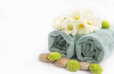 Spa natürmort ayarı ile havlu, Masaj taş ve çiçek,