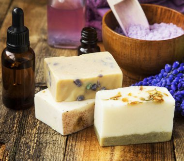 Spa setti üzerinde çiçek özleri ile doğal el yapımı Sabun barlar