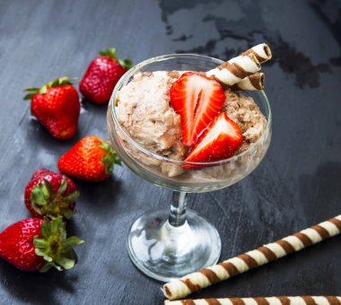 Çilek ve waffle, çikolata sorbe yaz buz gibi desse