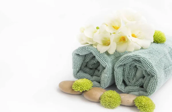 Spa bodegón con toallas, piedras de masaje y flores , — Foto de Stock