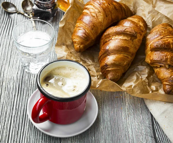 Čerstvé ranní kávy, šálek na espreso s buchty křupavé croissanty — Stock fotografie