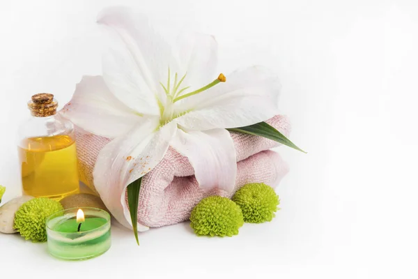Wellness-Stillleben mit Lilie, Handtuch, Kerze, Ölflasche auf wh — Stockfoto