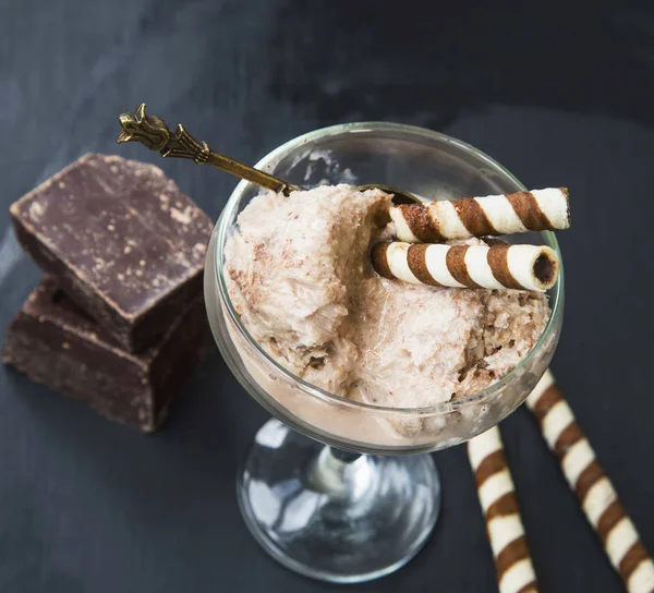 Sorvete de chocolate de verão ou sobremesa de sorvete em uma xícara, delicioso — Fotografia de Stock