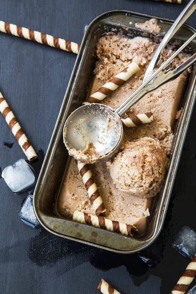 Sorvete de chocolate caseiro gelado ou sorvete com colher rústica e — Fotografia de Stock