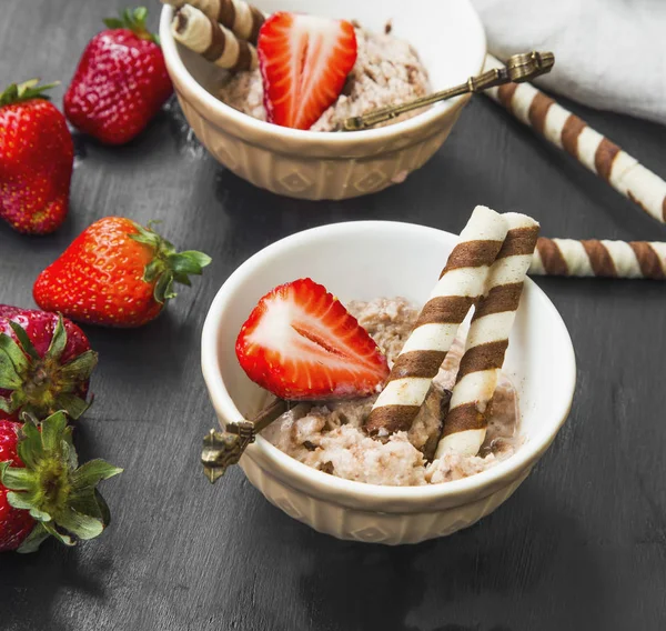 Sorbete de chocolate con frutas de fresa postres en tazas, verano —  Fotos de Stock