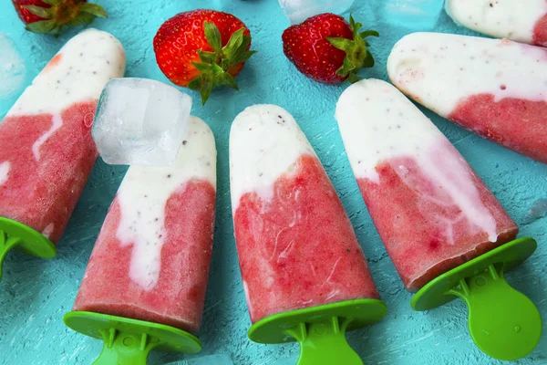 Клубничное и йогуртовое мороженое с фруктами на голубой летней спинке — стоковое фото