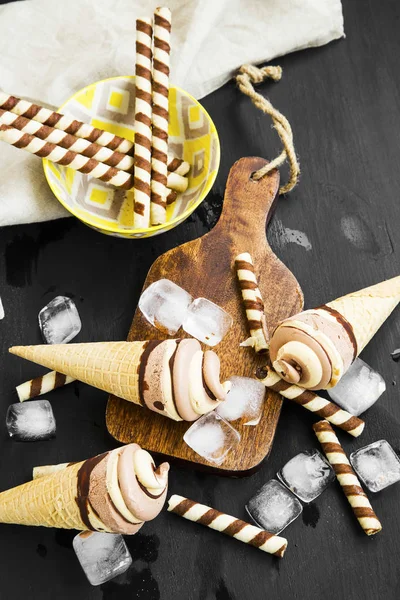 ワッフルとチョコレートとキャラメル アイス クリーム、溶かしたチョコレート — ストック写真