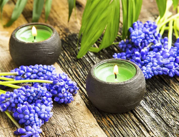 Balneario velas naturaleza muerta con flores púrpuras en bac de madera —  Fotos de Stock