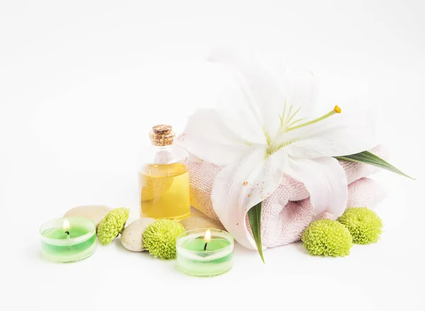 Lázeňské prostředí Zátiší s lily, ručník, svíčka, olej láhev na wh — Stock fotografie