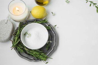 Organik tuz ve otlar, limon, zeytin o ile doğal spa Cilt Bakımı