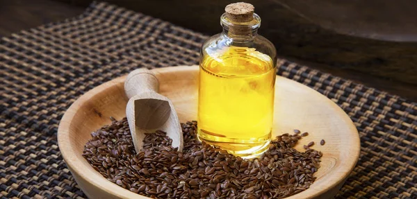 Bottiglia di olio di semi di lino, grassi sani omega-3 olio di semi con se di lino — Foto Stock