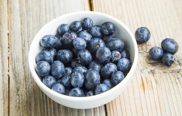 Blaubeeren in einer Schüssel, gesunde Beerenfrüchte in einer weißen Schüssel auf — Stockfoto