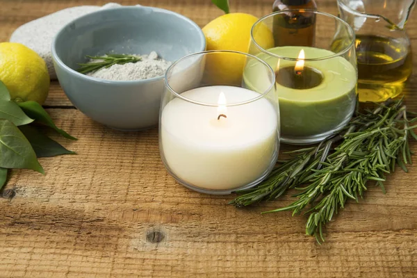 Spa Stilleven met kaarsen, zout, rozemarijn kruid, olijfolie op — Stockfoto