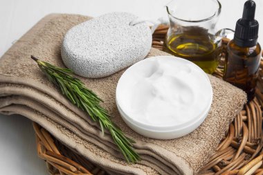 Havlu ve organik cilt bakım ürünleri ile Spa ayarı