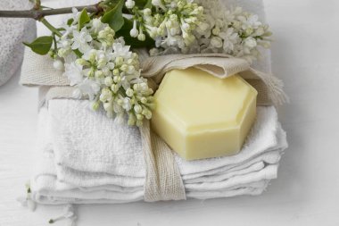 Beyaz Lila ve doğal sabun ile Spa