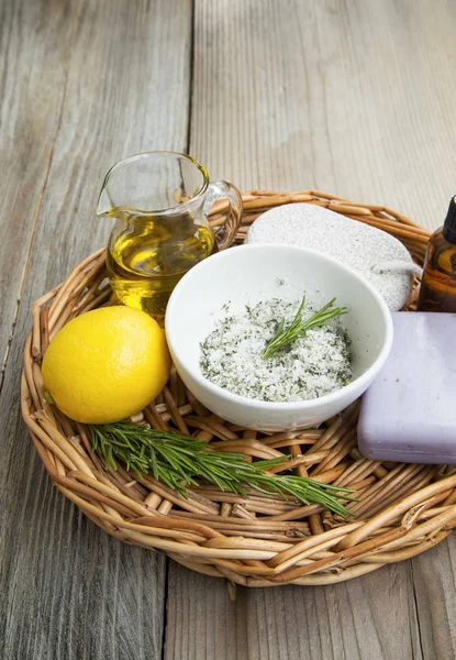 Spa and organic skincare products in wicker tray — Stock Photo, Image