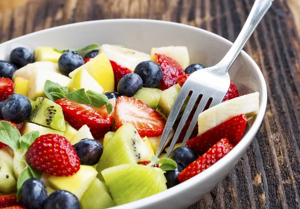 Bol de salade de fruits aux fraises, bleuets, pommes, kiw — Photo
