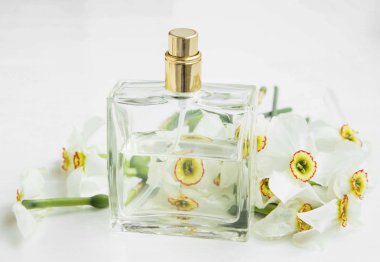 Nergis parfüm şişesi ve çiçekler