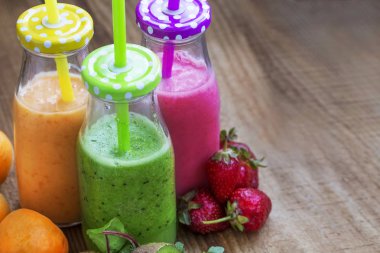 Meyve suları veya smoothies şişe taze sağlıklı üç tür,