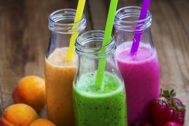 Taze sağlıklı üç tür meyve suları veya smoothies, turuncu,
