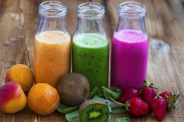 Meyve suları veya smoothies şişe taze sağlıklı üç tür,