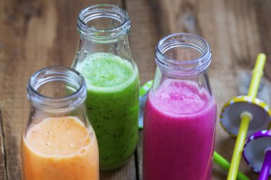 Meyve suları veya smoothies şişe taze sağlıklı üç tür,