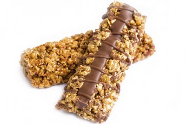 Beyaz izole çikolata ile granola veya müsli Bar