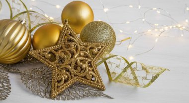 Altın Noel süsleri yıldız, topları, şerit ve ışıklar