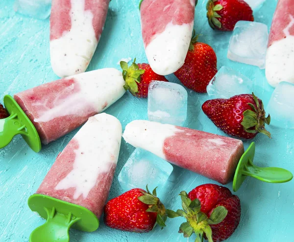Йогурт и клубничное мороженое, домашнее мороженое с фруктами — стоковое фото