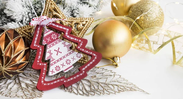 Vánoční ozdoby s dřevěnou strom, Zlatá hvězda a koule ligh — Stock fotografie