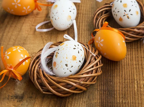 Easter eggs decorations with wicker nest and white feather, pain — Stock Photo, Image