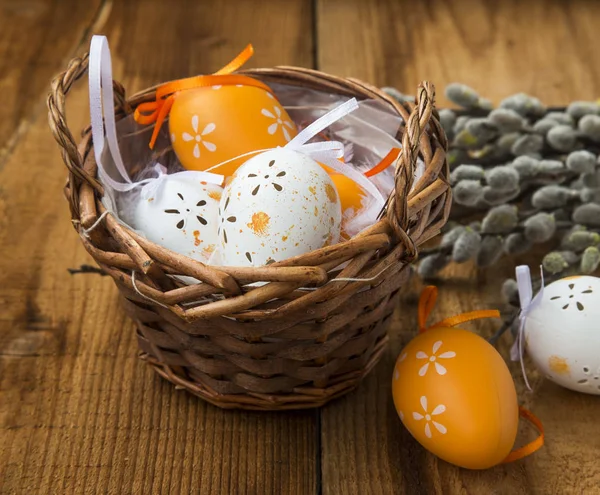 Decorazione uova di Pasqua in cesto di vimini — Foto Stock