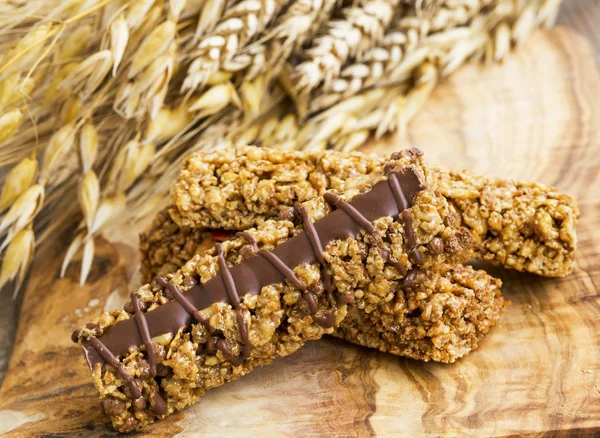 Granola ou barres de muesli au chocolat, collations au blé entier — Photo