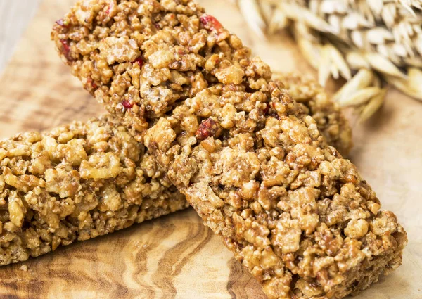 Bares de granola o muesli, bocadillos de trigo integral — Foto de Stock
