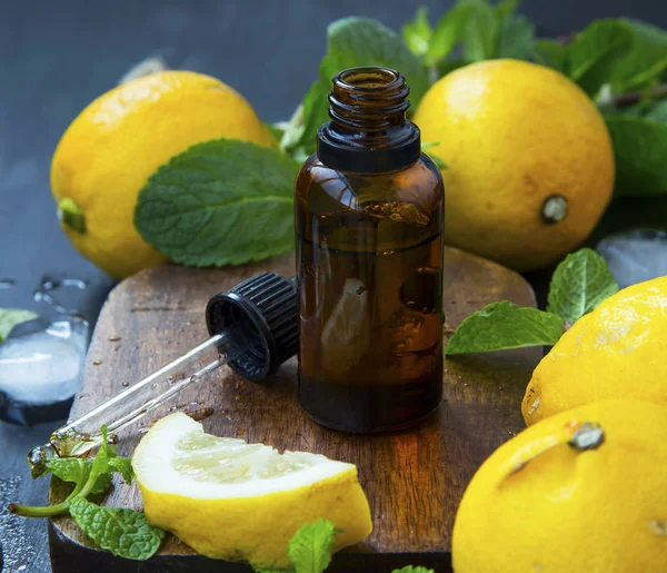 Μπουκάλι αιθέριο έλαιο λεμονιού — Φωτογραφία Αρχείου