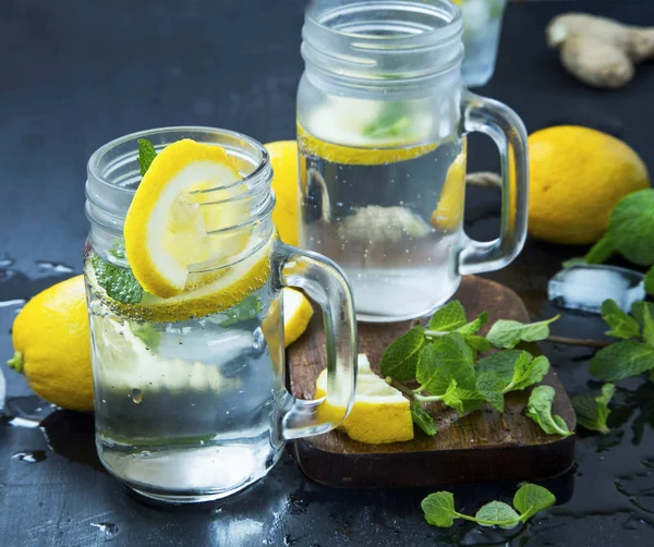 Свежий лимонад со свежими ломтиками лимона и мятной травой — стоковое фото