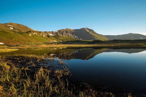 Montaña vista panorámica del lago alpino en Cárpatos, Rom — Foto de Stock