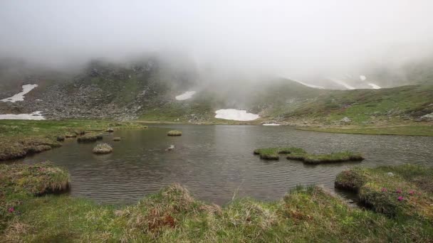 Lac de montagne avec brouillard temps paysage — Video