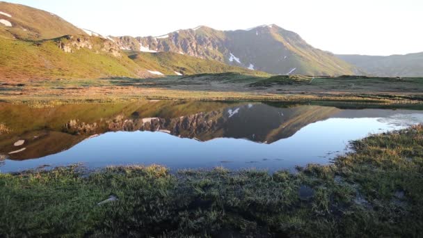 Paesaggio di scena tranquilla del lago di montagna nelle montagne Rodnei, Romania — Video Stock