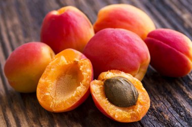 Kayısı öbek üzerinde ahşap arka plan