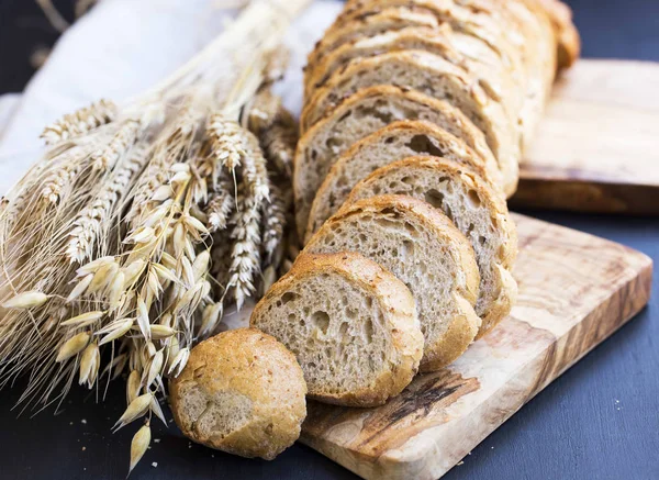 Pain de blé entier avec épis et graines de blé, tranches de pain sur wo — Photo