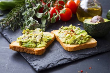 Tost ezilmiş avokado, kiraz t ile lezzetli sağlıklı mezeler