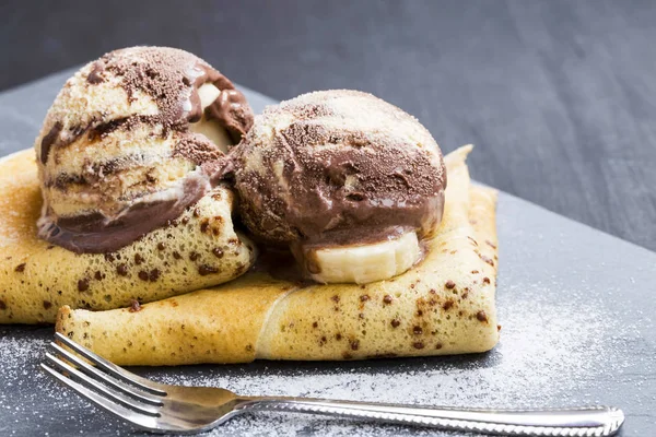 チョコレート ソース、アイスクリーム sco でいっぱいおいしいクレープ — ストック写真